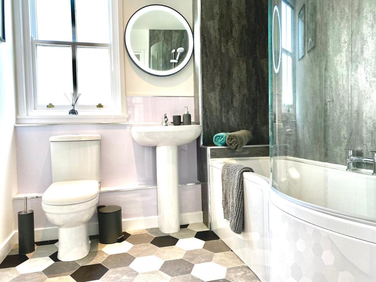 Stylish Central 2 Bedroom Apartment - Free Parking, Free Wifi Orkney Esterno foto