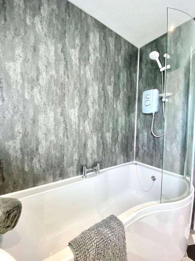 Stylish Central 2 Bedroom Apartment - Free Parking, Free Wifi Orkney Esterno foto
