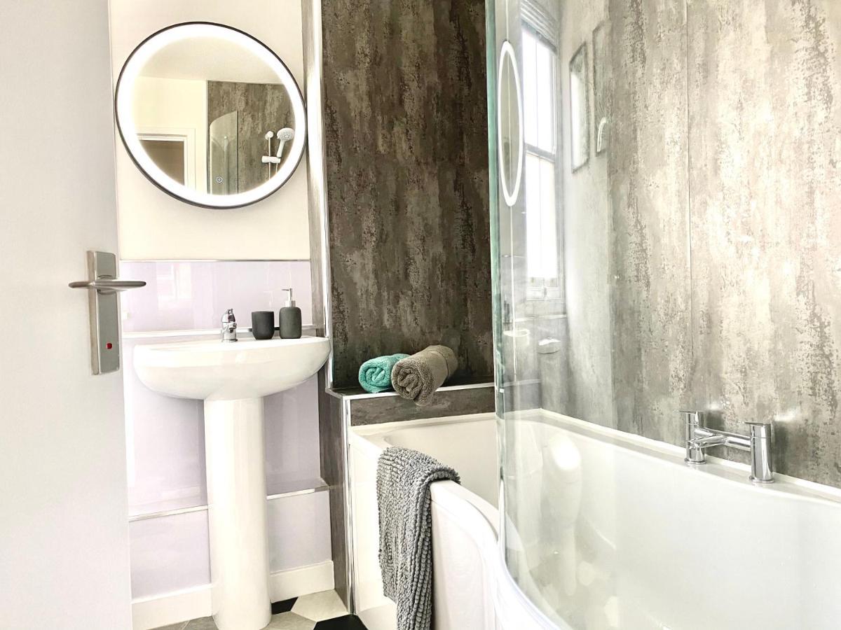 Stylish Central 2 Bedroom Apartment - Free Parking, Free Wifi Orkney Esterno foto